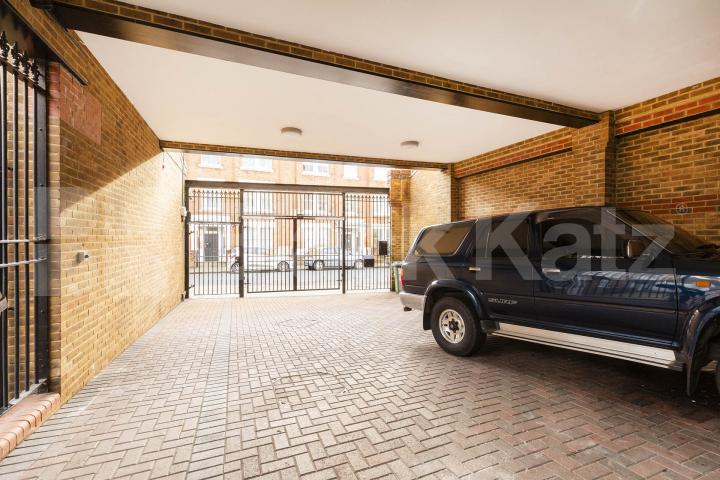Newly refurbished stunning 2 bed flat set on the top floor of a development  Hargrave Road, Archway